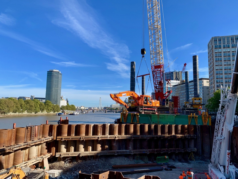 AGD flies again! Sheet piling rig lifted into cofferdam in Thames for JN Piling