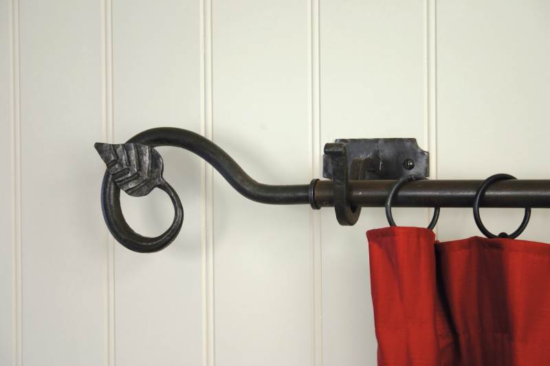 Beeswax curtain pole with leaf finial