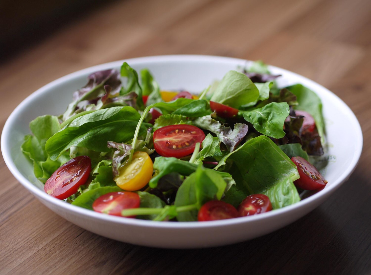 dietary-salad-with-tomatoes-feta-lettuce-spinach-p