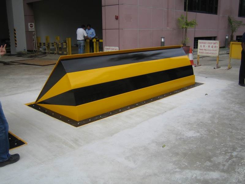Viper - Shallow Mount PAS 68 Road Blocker